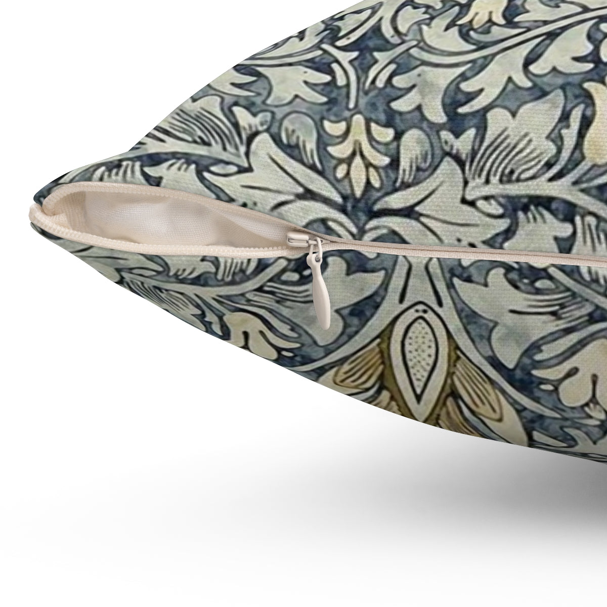 Decorative pillow featuring the iconic William Morris snakeshead pattern in a botanical floral design - Detail