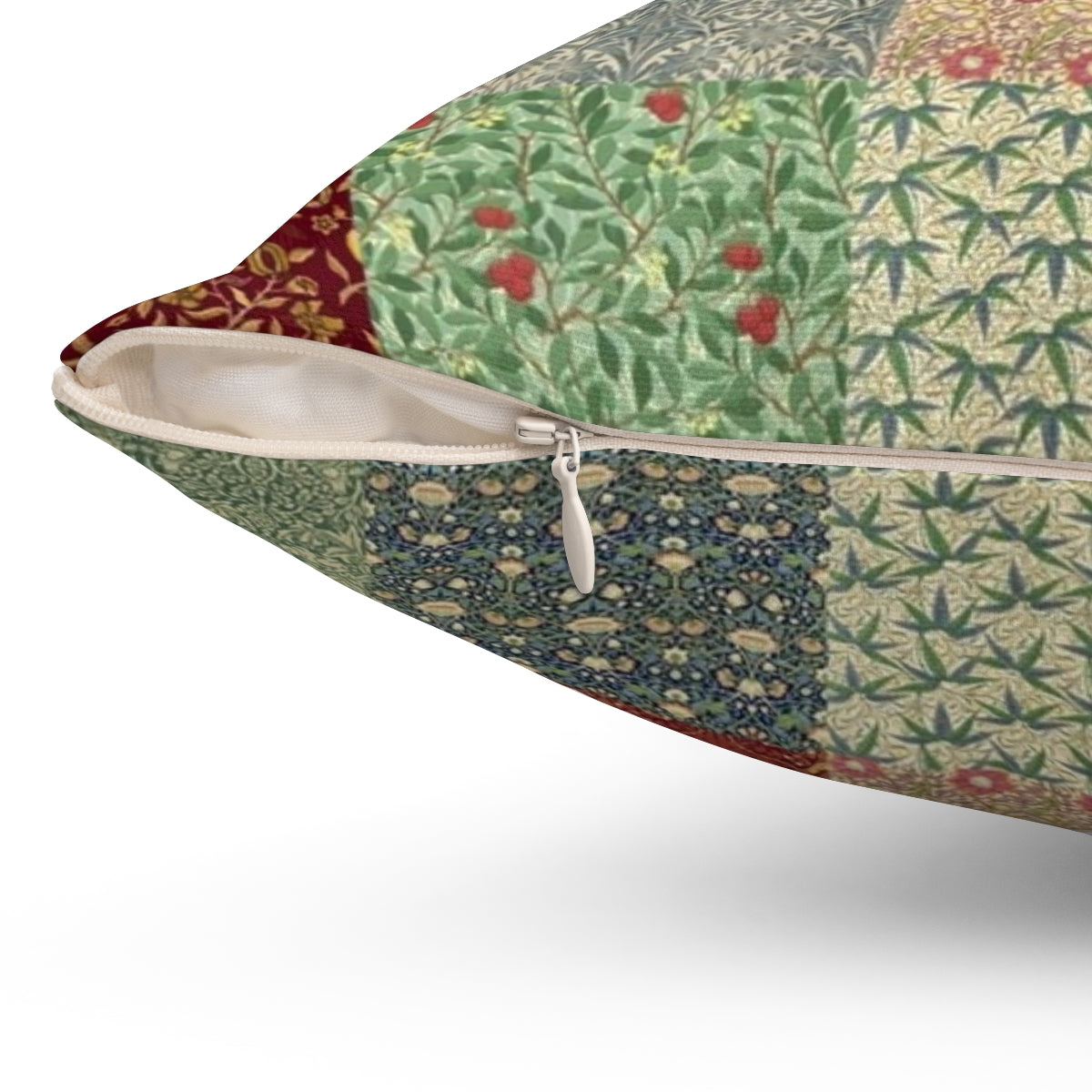 Vintage floral pattern pillow design inspired by the iconic works of William Morris - Detail