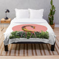 Soft and cuddly giraffe-patterned plush blanket for home decor