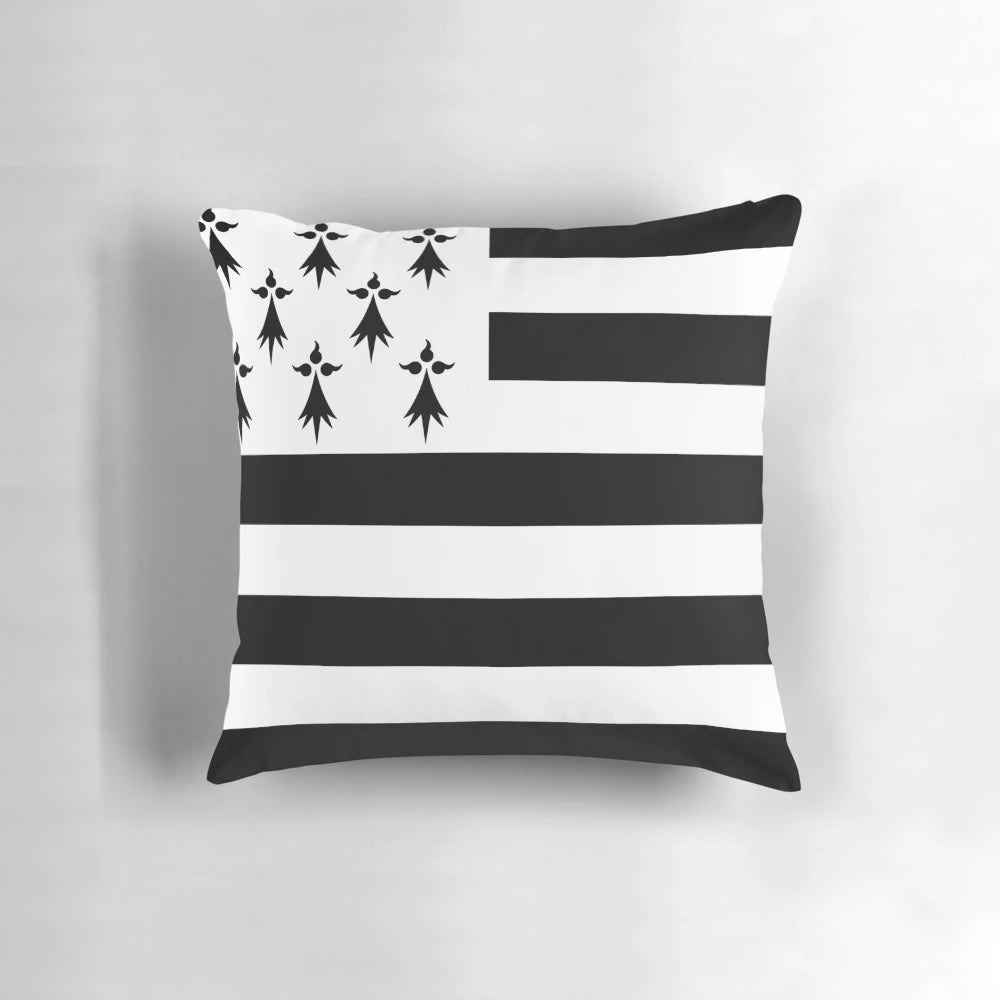Beautifully crafted Brittany flag pillow featuring the iconic Breton cross design