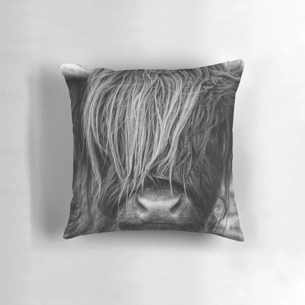 Pillow with a beautiful highland cow design, perfect for adding a touch of Scottish flair to your home.