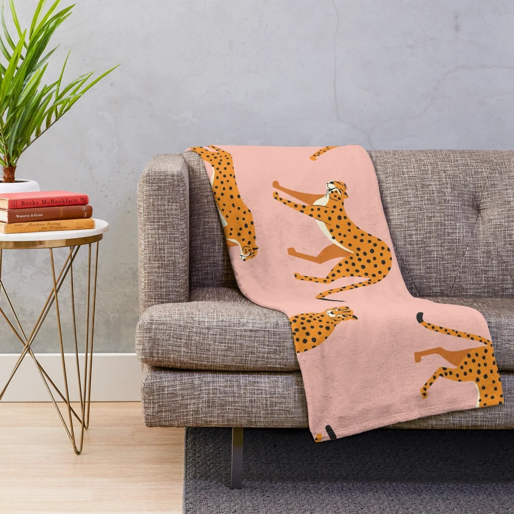 Cheetah pattern plush blanket in pink