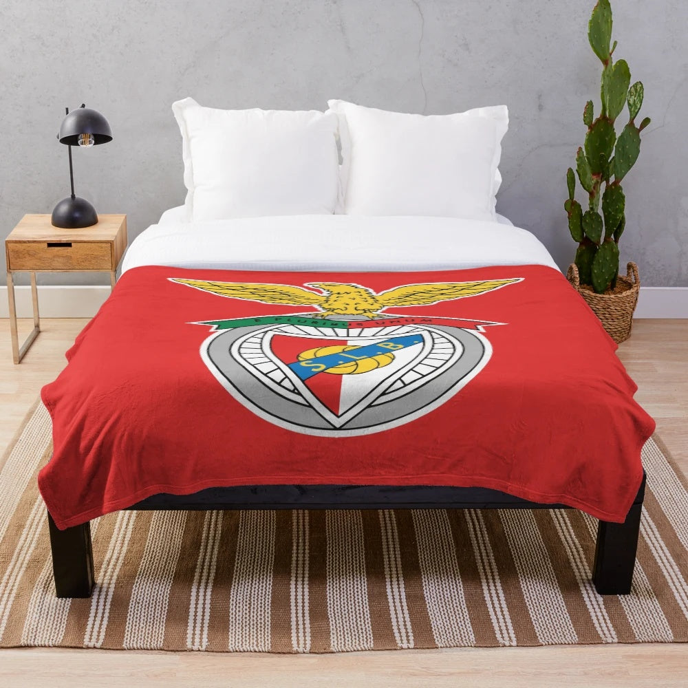 Soft and comfortable plush blanket featuring the SL Benfica football club logo