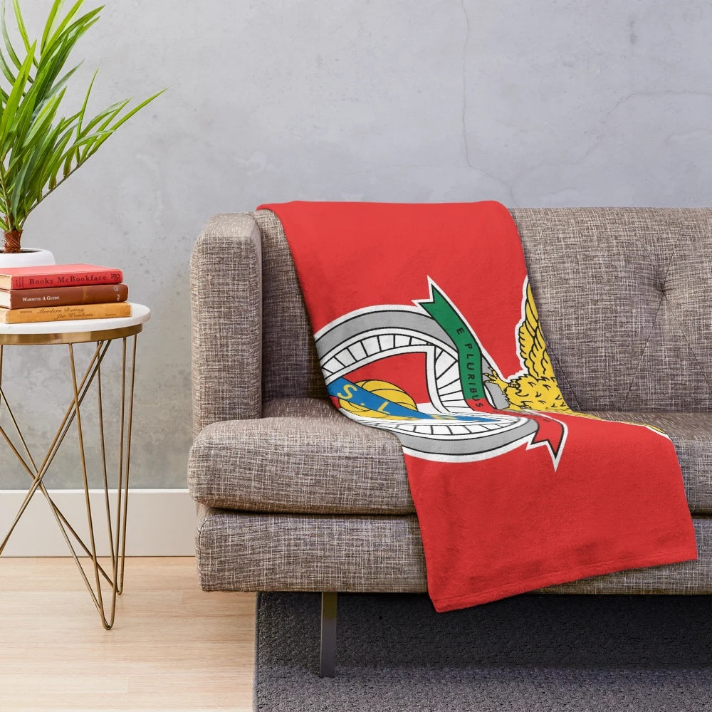 Soft and comfortable plush blanket featuring the SL Benfica football club logo