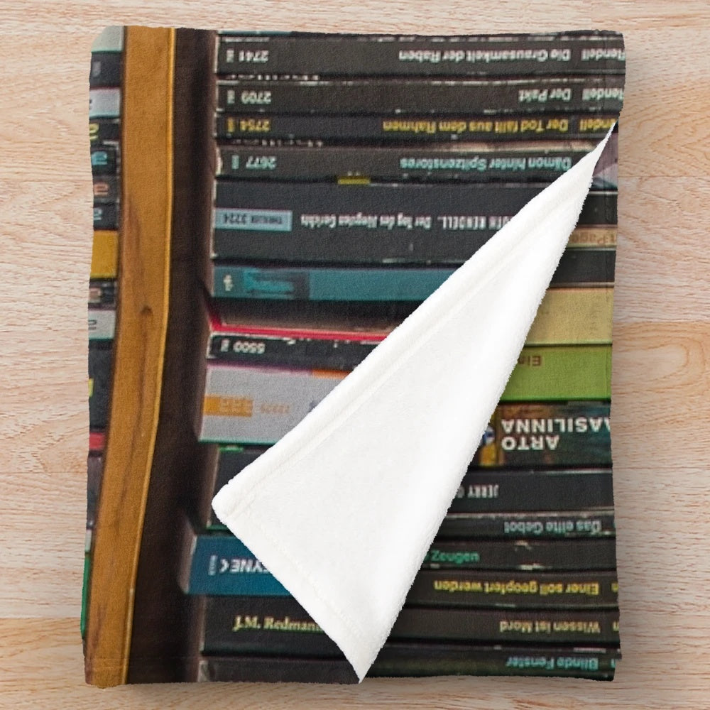 Cozy bookshelf-themed patterned plush blanket for book lovers