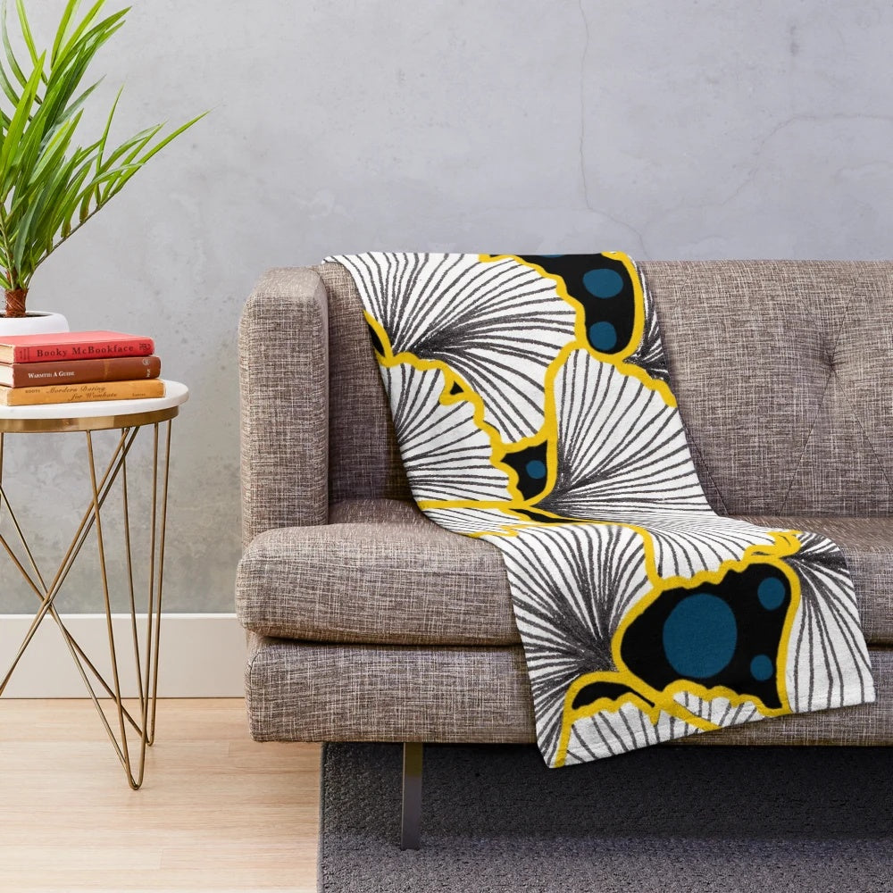 Ginkgo leaf pattern plush blanket with nature-inspired design