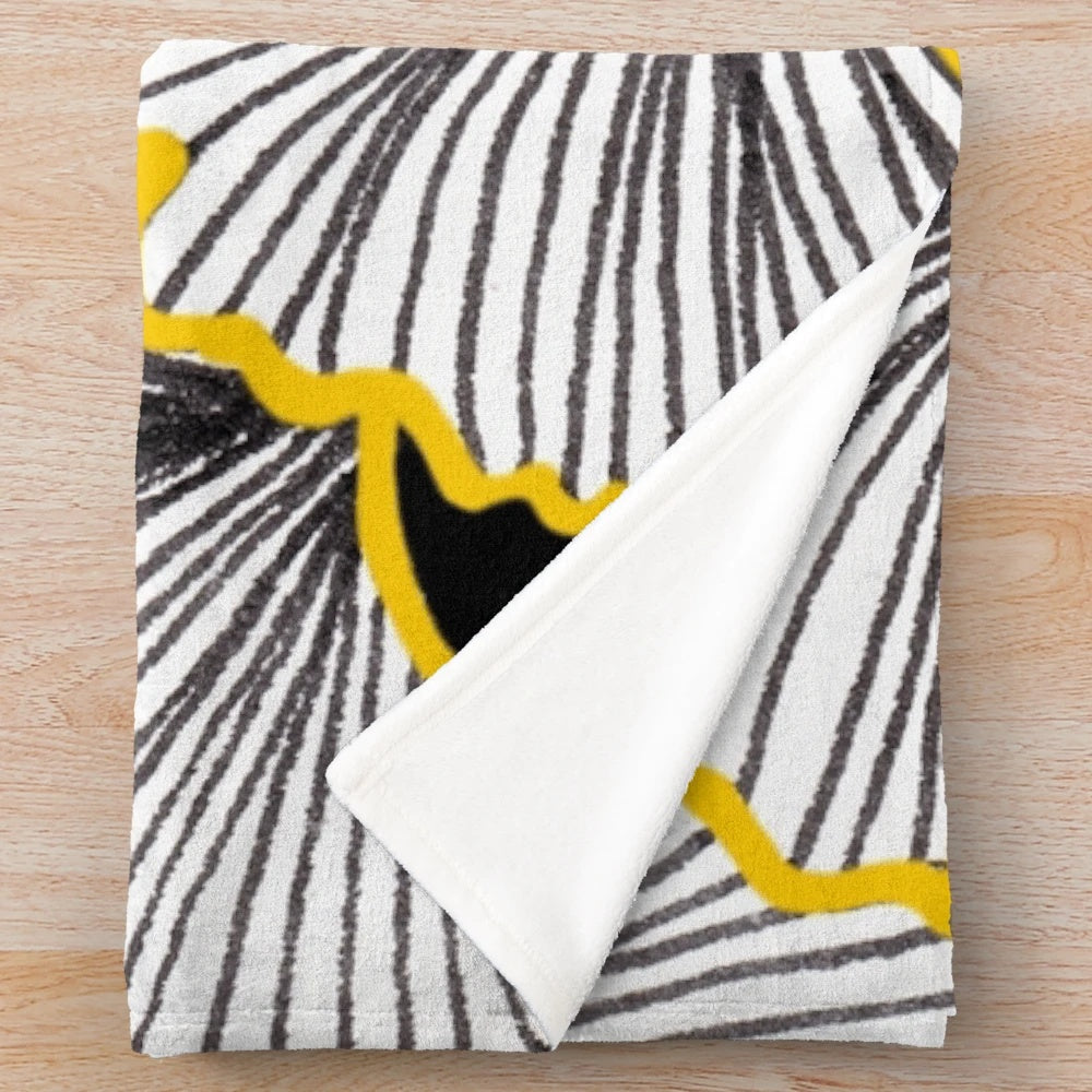 Ginkgo leaf pattern plush blanket with nature-inspired design