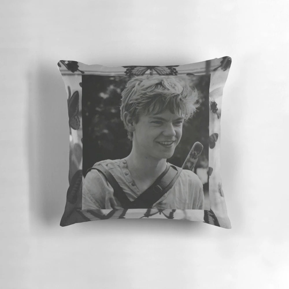 Soft and comfortable pillow blanket featuring characters from the Maze Runner movie series