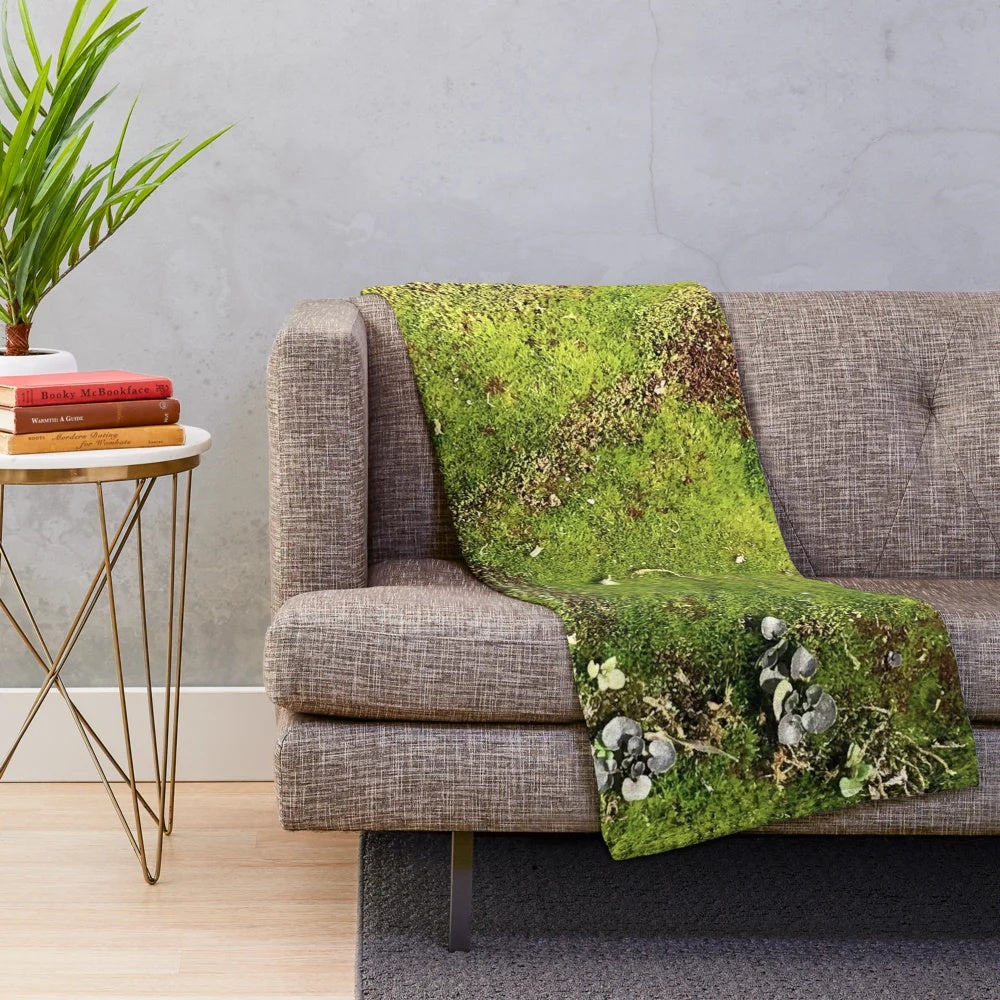 Moss-patterned plush blanket for a cozy, nature-inspired space
