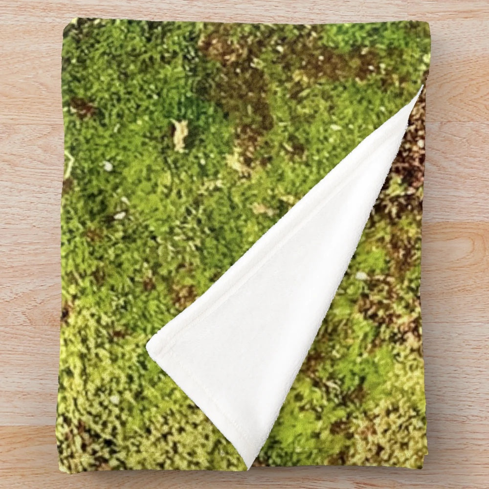 Moss-patterned plush blanket for a cozy, nature-inspired space