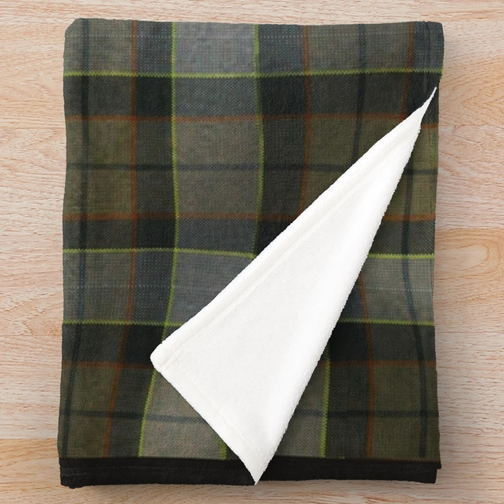 Outlander-inspired plush blanket featuring the Fraser clan motto "Je Suis Prest
