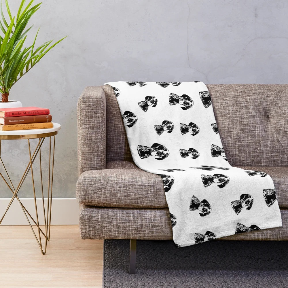 Soft and Plush Blanket Featuring a Charming German Shorthaired Pointer Design