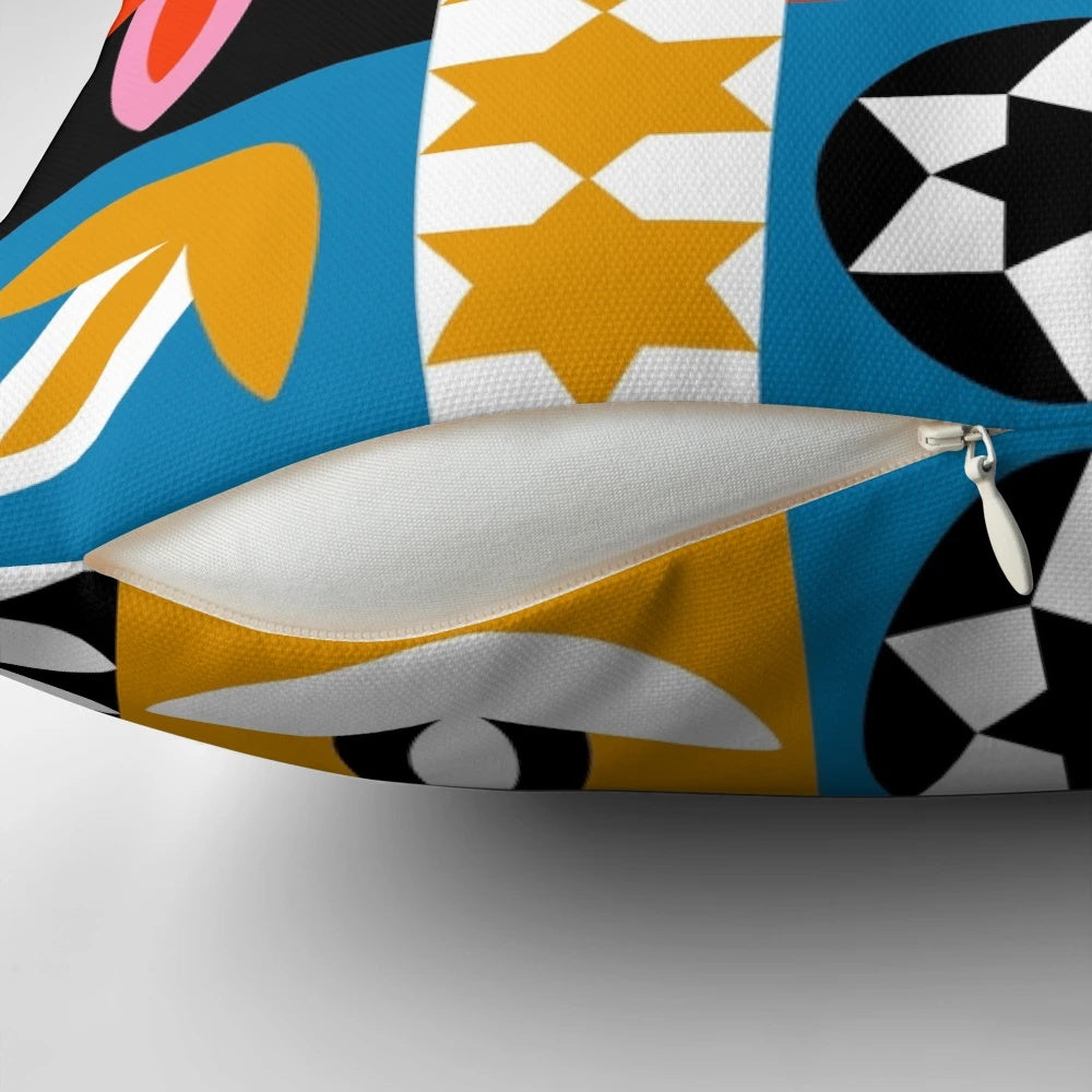 Mosaico Armorial Pillow featuring a stunning mosaic design with birds and snakes, representing the rich cultural heritage of Northeast Brazil.