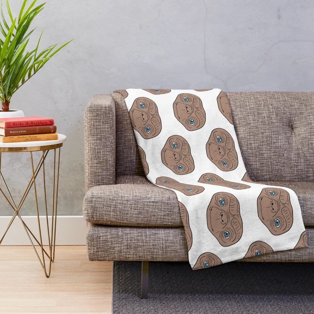 E.T. the Extra-Terrestrial plush blanket with vintage 80s design