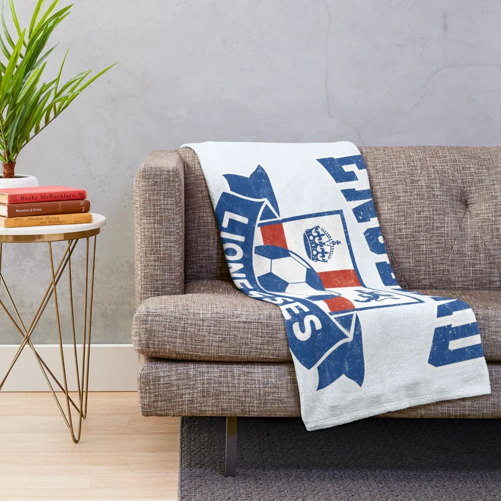Plush blanket with the England Lionesses football shield design