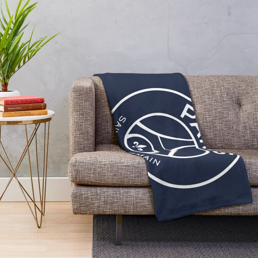 Plush blanket with Paris Saint-Germain logo and player names