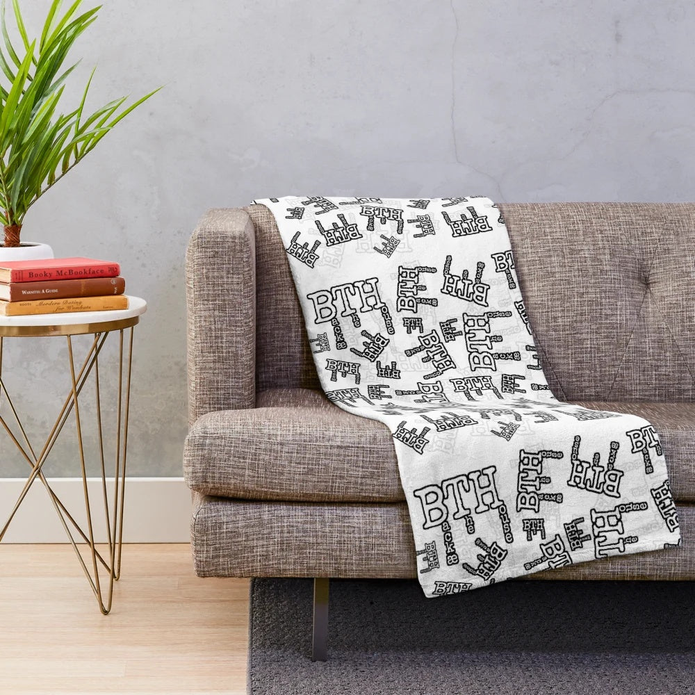 BackaeTheHouse plush blanket in white