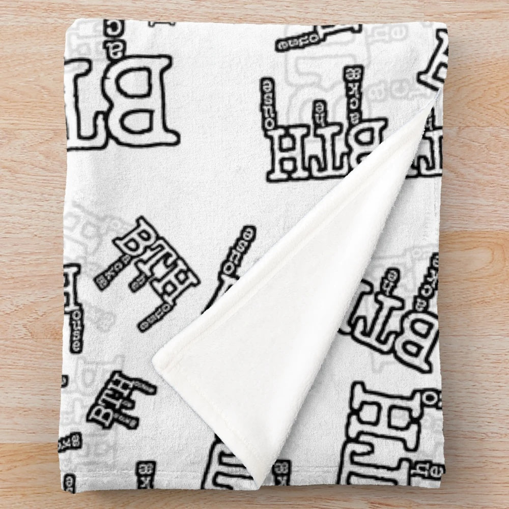BackaeTheHouse plush blanket in white