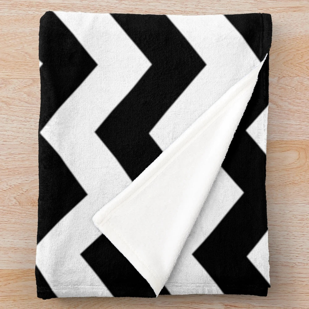 Zig zag patterned plush blanket in black and white colors