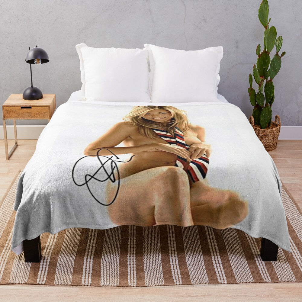 Soft and plush blanket with a minimalist design inspired by the iconic TV show "Friends" and Jennifer Aniston's character.