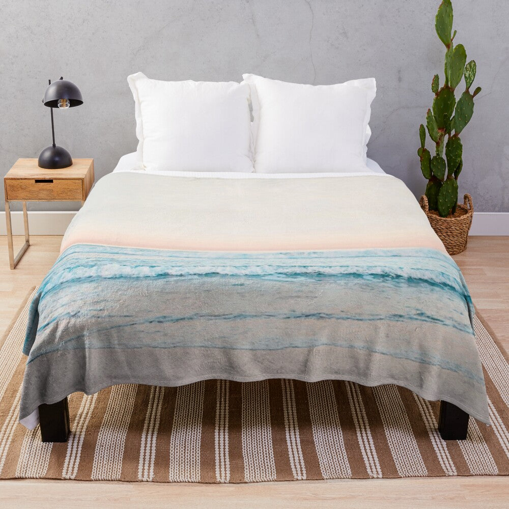 Minimalist ocean print plush blanket