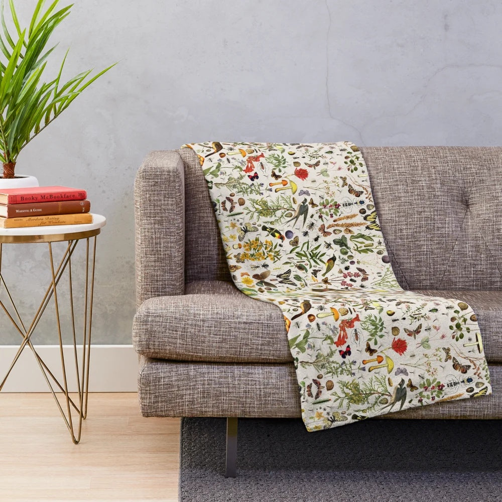 Detailed plush blanket featuring American nature and wildlife