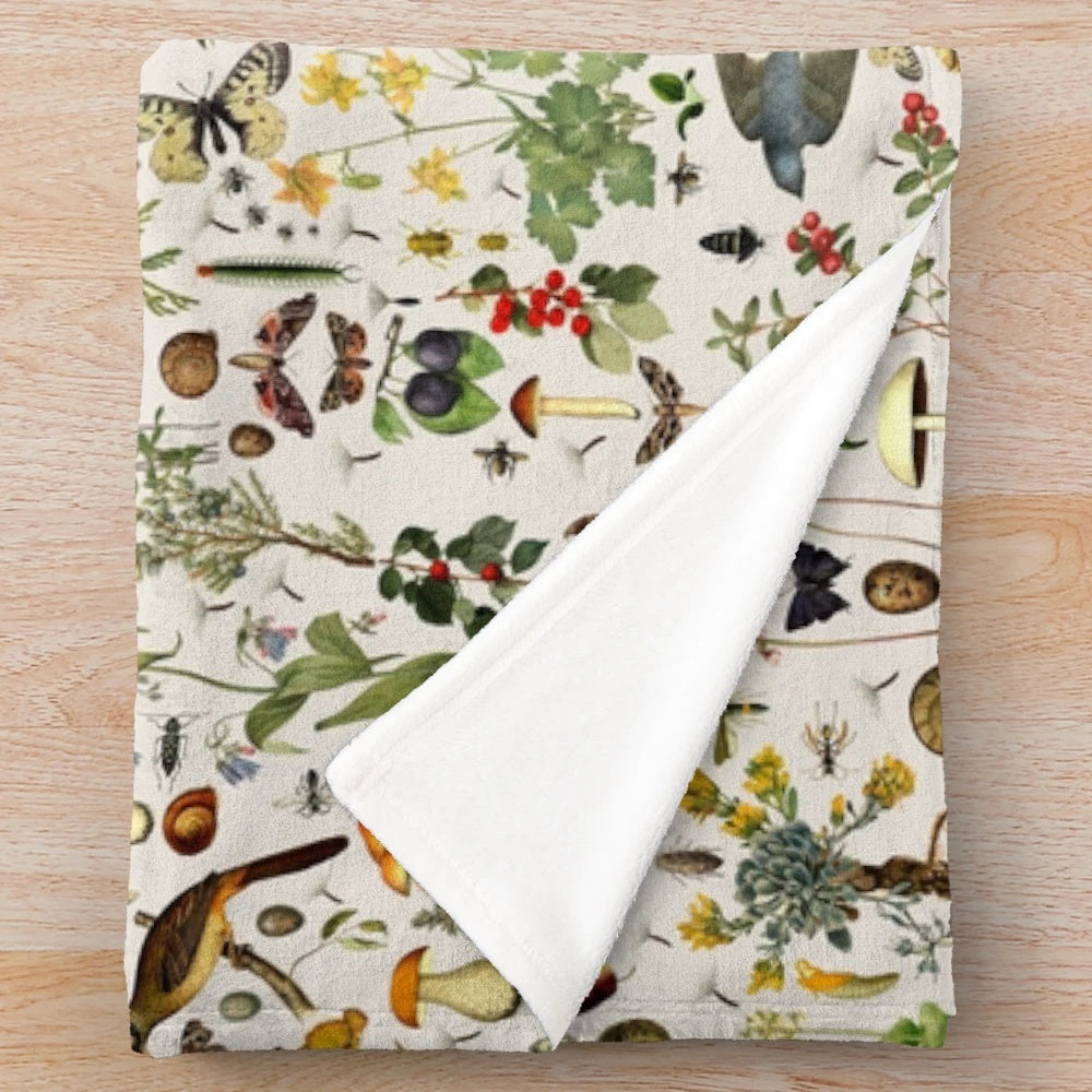 Detailed plush blanket featuring American nature and wildlife