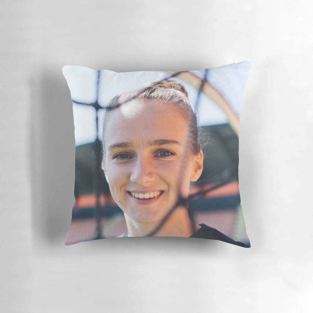 Illustration of Vivianne Miedema, a Dutch women's soccer player, on a decorative pillow