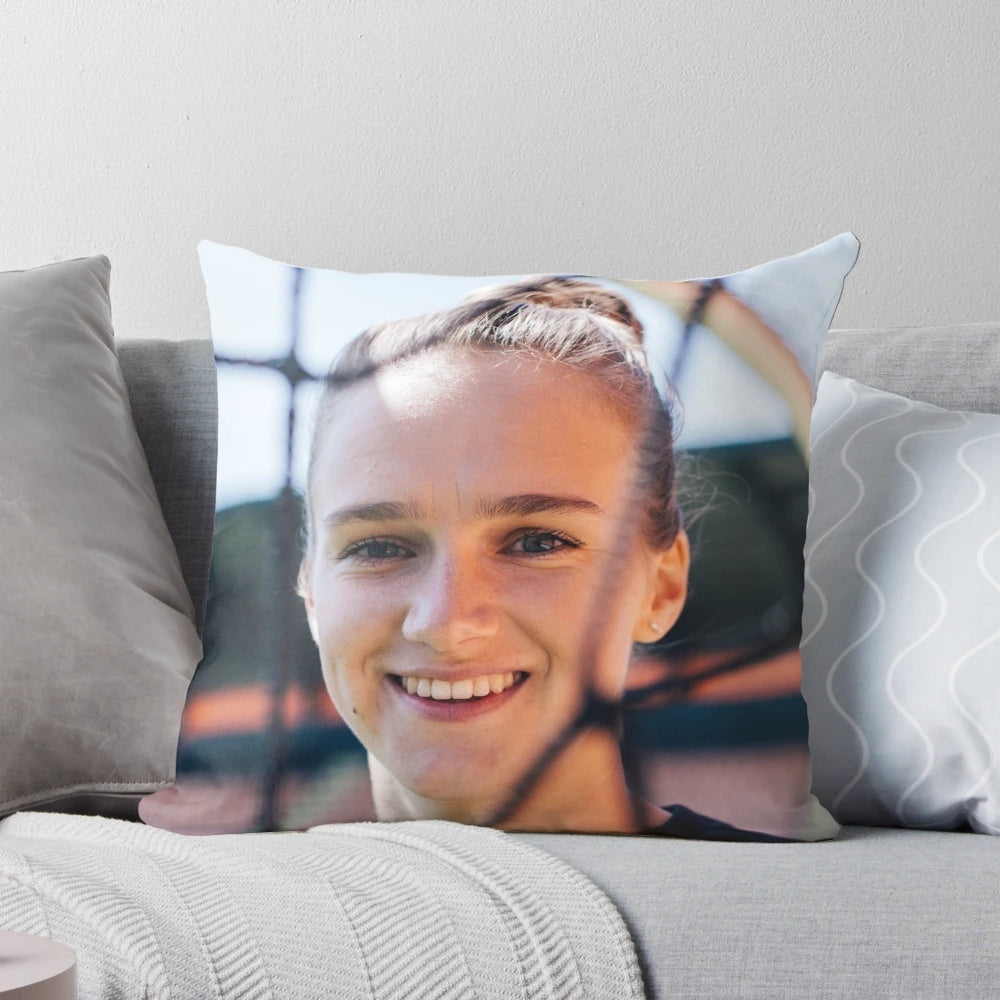 Illustration of Vivianne Miedema, a Dutch women's soccer player, on a decorative pillow